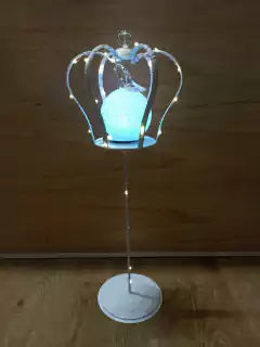 CENTRO DE MESA CORONA CON PIE LUZ LED Y ZAPATITO - tienda online