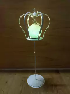 CENTRO DE MESA CORONA CON PIE LUZ LED Y ZAPATITO - Somos tu Evento