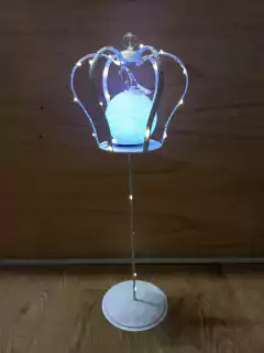 CENTRO DE MESA CORONA CON PIE LUZ LED Y ZAPATITO - comprar online