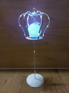 CENTRO DE MESA CORONA CON PIE LUZ LED Y ZAPATITO