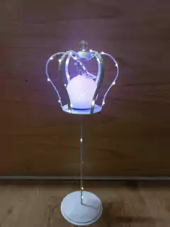 CENTRO DE MESA CORONA CON PIE LUZ LED Y ZAPATITO