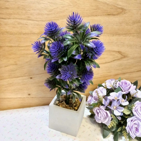 PLANTA ARTIFICIAL VIOLETA CON MACETA DE CEMENTO
