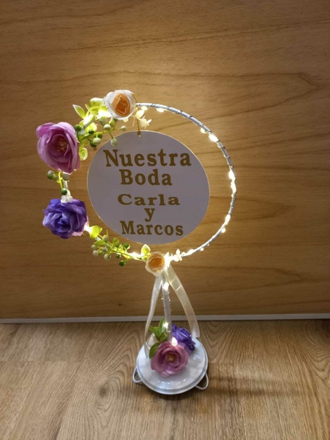 centro de mesa aro pie floral led con nombre o iniciales