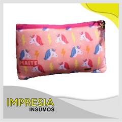 Cartucheras de simil neoprene con dorso blanco de neoprene y cierres de colores