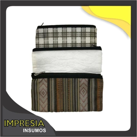 Cartucheras de tela dorso con motivos tipo aguayo.