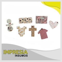 Llaveros de madera Piecito. Medidas: 6 x 4cm.