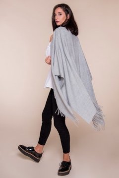 RUANA LISO GRIS CLARO