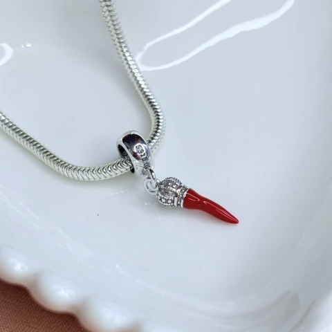 Berloque de pimenta vermelha em acrílico brilhante com base em prata 925. Acompanha garantia permanente da prata.