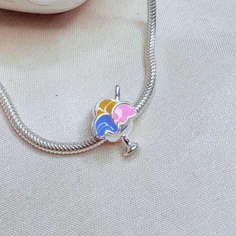Berloque em prata 925 no formato de sorvete, com cores vibrantes em resina e garantia da prata. Um charme divertido e delicado para sua pulseira.