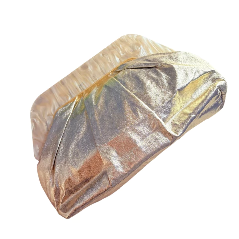 Eleve seu look com a elegância radiante da bolsa clutch dourada com tecido brilhante, fecho em acrílico madrepérola e alça dourada combinando. Um acessório sofisticado para festas, casamentos e eventos especiais.