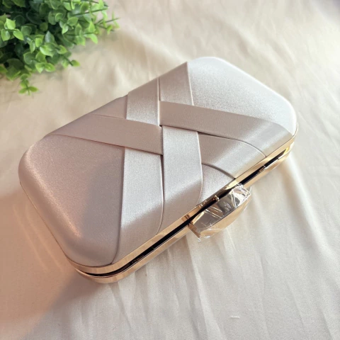 Bolsa clutch de festa dourado claro com tecido acetinado trançado e lateral em metal dourado. Possui alça de corrente dourada para ombro. Ideal para casamentos, festas e formaturas.