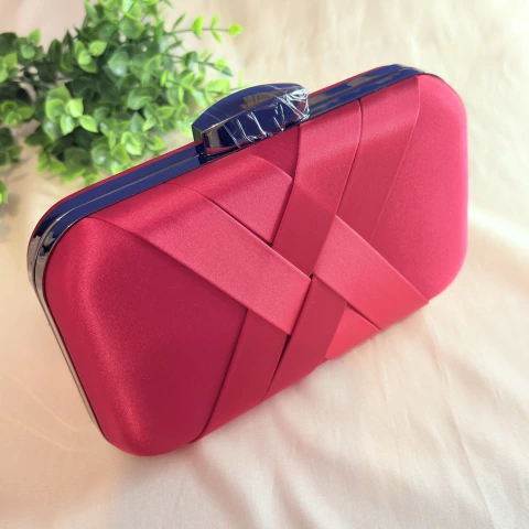 Bolsa clutch de festa vermelha com cetim e detalhe trançado, lateral em metal grafite, com corrente de mão e ombro. Perfeita para casamentos e eventos especiais.