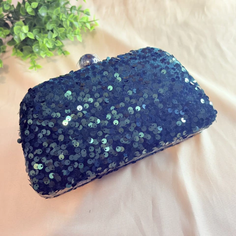 Bolsa clutch verde musgo com paetês bordados, tecido aveludado, acabamento em grafite e alça removível. Elegância ideal para festas e eventos especiais.