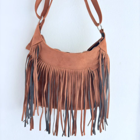 Bolsa tiracolo feminina em courino com franjas, alça ajustável, zíper e forro. Ideal para looks estilosos e versáteis do dia a dia.