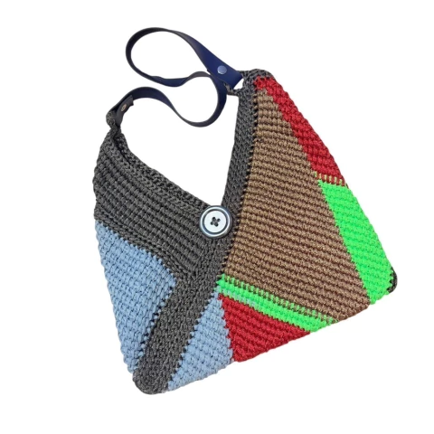 Bolsa lateral tipo tote de crochê, feita à mão com fio náutico, em tons de vermelho, cinza, verde e marrom. Modelo exclusivo com botão grande e alça de ombro.