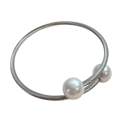 Bracelete de mola em aço inox com pérolas nas pontas. Flexível, fácil de usar e ideal para combinar com outras pulseiras ou usar sozinho.