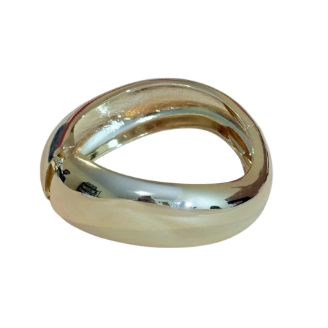 Bracelete médio dourado com design oval tipo onda e sistema de abertura com mola. Moderno, elegante e perfeito para usar sozinho ou em composição.