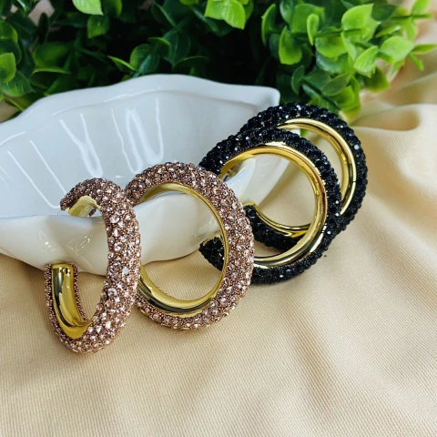 Brinco Argola Média com Pedras Brilhantes Bijuteria