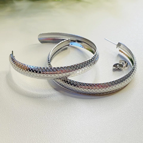 Brinco Argola Média com Triângulos em Aço Inox | Pistache Acessórios