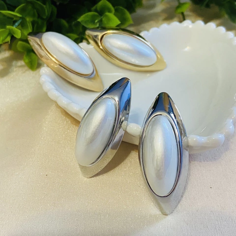 Brinco Canoa Oval com Pérola no Meio Bijuteria