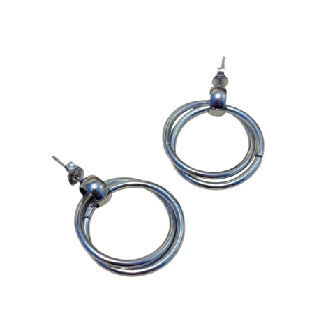 Brinco prateado em aço inox com argola entrelaçada pendurada na base. Leve, hipoalergênico e resistente à água — perfeito para uso diário, praia e piscina.