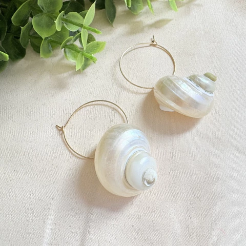 Brinco de Argola com Concha Caracol Pendurada