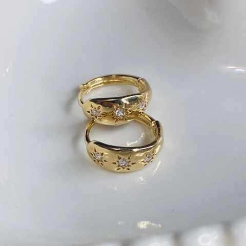 Brinco de Argola Dourada com Estrelas Folheado 18K 