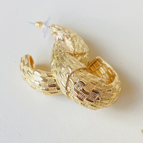 Brinco de Argola Oval Dourada em Escamas | Pistache Acessórios