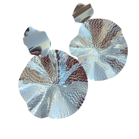 Brinco grande prateado com base ondulada e pingente oval com relevos. Leve, moderno e elegante, com acabamento em bijuteria fina.