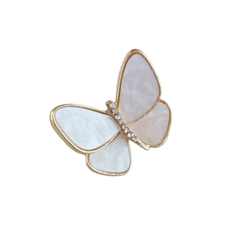 Broche pequeno em formato de borboleta com base dourada e asas em madrepérola. Fecho de alfinete seguro e delicado.