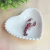 Broche em formato de lagosta vermelha com base prateada. Um acessório estiloso e ousado, perfeito para dar um toque divertido ao look.