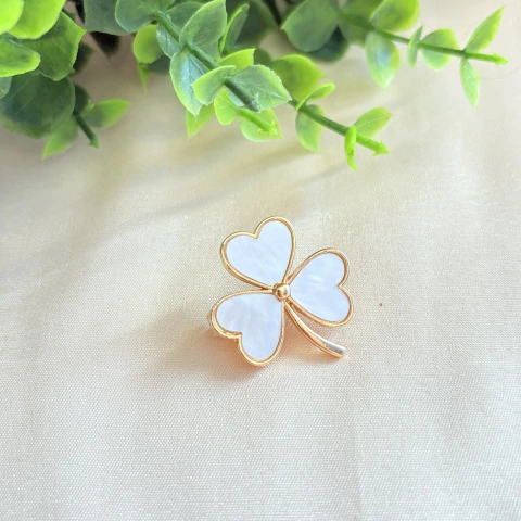 Broche de Trevo com Aplicação de Madrepérola 