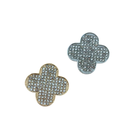 Broche trevo com mini pedrinhas brilhantes, disponível em base dourada ou prateada. Fecho de alfinete seguro e elegante.
