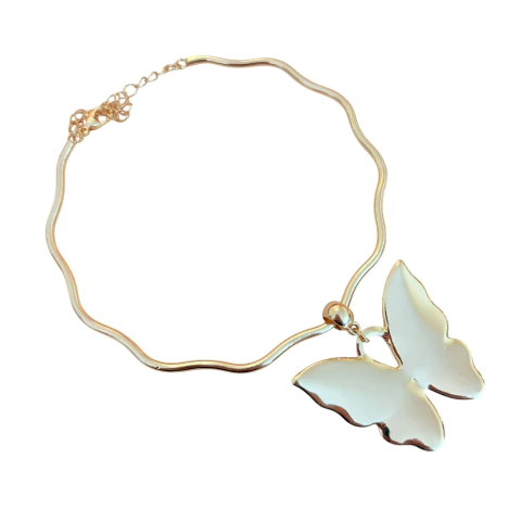 Colar de aro ondulado dourado com pingente de borboleta e corrente de ajuste. Delicado, moderno e perfeito para looks femininos e elegantes.