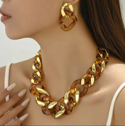 Colar grande com elos dourados e coloridos, acompanhado de brincos combinando.