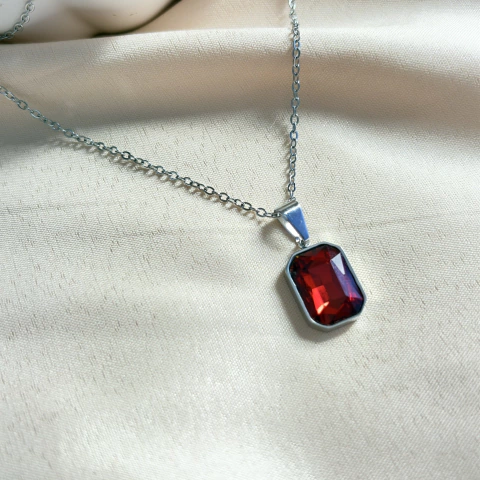 Colar com Pingente de Pedra Vermelha Quadrada em Aço Inox 