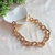Colar curto dourado com elos arredondados, alternando entre liso e frisado. Bijuteria fina, moderna e ideal para compor looks elegantes.