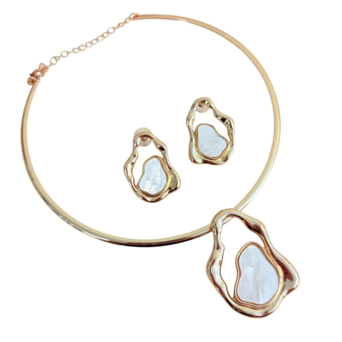 Conjunto com colar de aro e pingente orgânico com detalhe perolado. Acompanha brincos combinando. Ideal para looks elegantes e eventos.