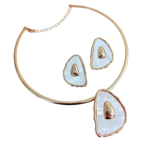 Colar de aro dourado com pingente de gota orgânica e detalhes perolados. Acompanha brincos combinando. Pode ser usado junto ou separado.