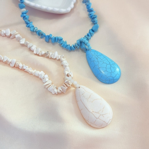Colar artesanal com pedras naturais de cascalho em azul ou branco, com pingente em gota de Murano, ideal para composições elegantes e exclusivas.