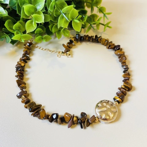 Colar de Pedra Cascalho com Medalha Dourada | Pistache Acessórios