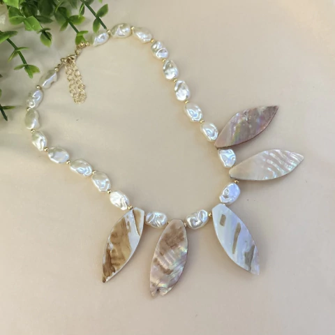 Colar Gargantilha de Pérolas com Pingentes de Madrepérola