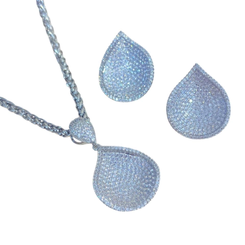 Conjunto com colar de corrente prateada e pingente de gota cravejada de micro zircônias. Acompanha brinco combinando. Ideal para festas, casamentos e formaturas.