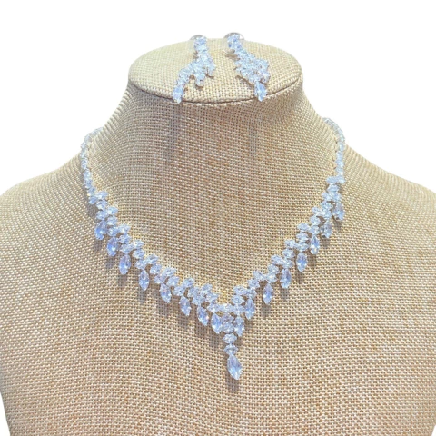 Conjunto prateado de festa com colar de mini gotas em zircônia brilhante e brincos combinando. Ideal para casamentos, formaturas e eventos elegantes.