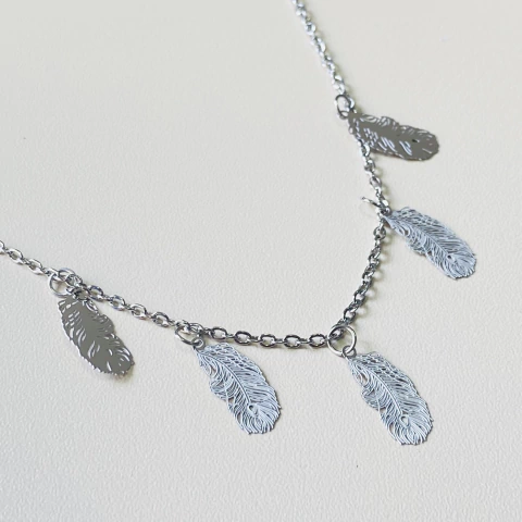 Gargantilha com Penas Penduradas Aço | Pistache Acessórios