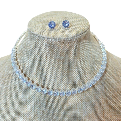 Gargantilha rígida com aro totalmente cravejado de zircônias brilhantes. Acompanha brinco redondo combinando. Perfeito para festas, casamentos e formaturas.