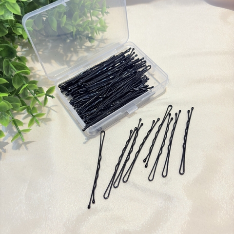 Caixa com 100 grampos de cabelo pretos médios, estilo Ramona, com bolinha na ponta para maior conforto. Ideal para prender mechas sem machucar o couro cabeludo.