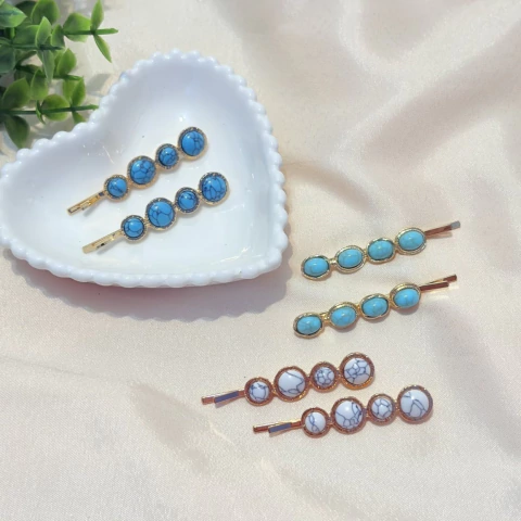 Kit com 2 presilhas tipo grampo no estilo retrô, com pedrinhas delicadas nas cores azul ou branco e base em metal dourado ou prata. Ideal para penteados charmosos e femininos.