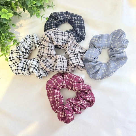 Laçarote com estampa xadrez em tons neutros, ideal para penteados estilosos no outono/inverno. Leve, elegante e cheio de charme. Pistache Acessórios.