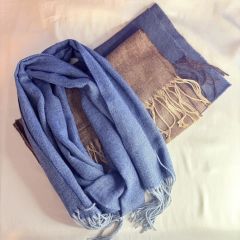 Lenço retangular unissex com franjas, em tecido leve, estampa de riscos finos e cores neutras. Medidas de 34x120 cm. Ideal para looks modernos em qualquer estação.

